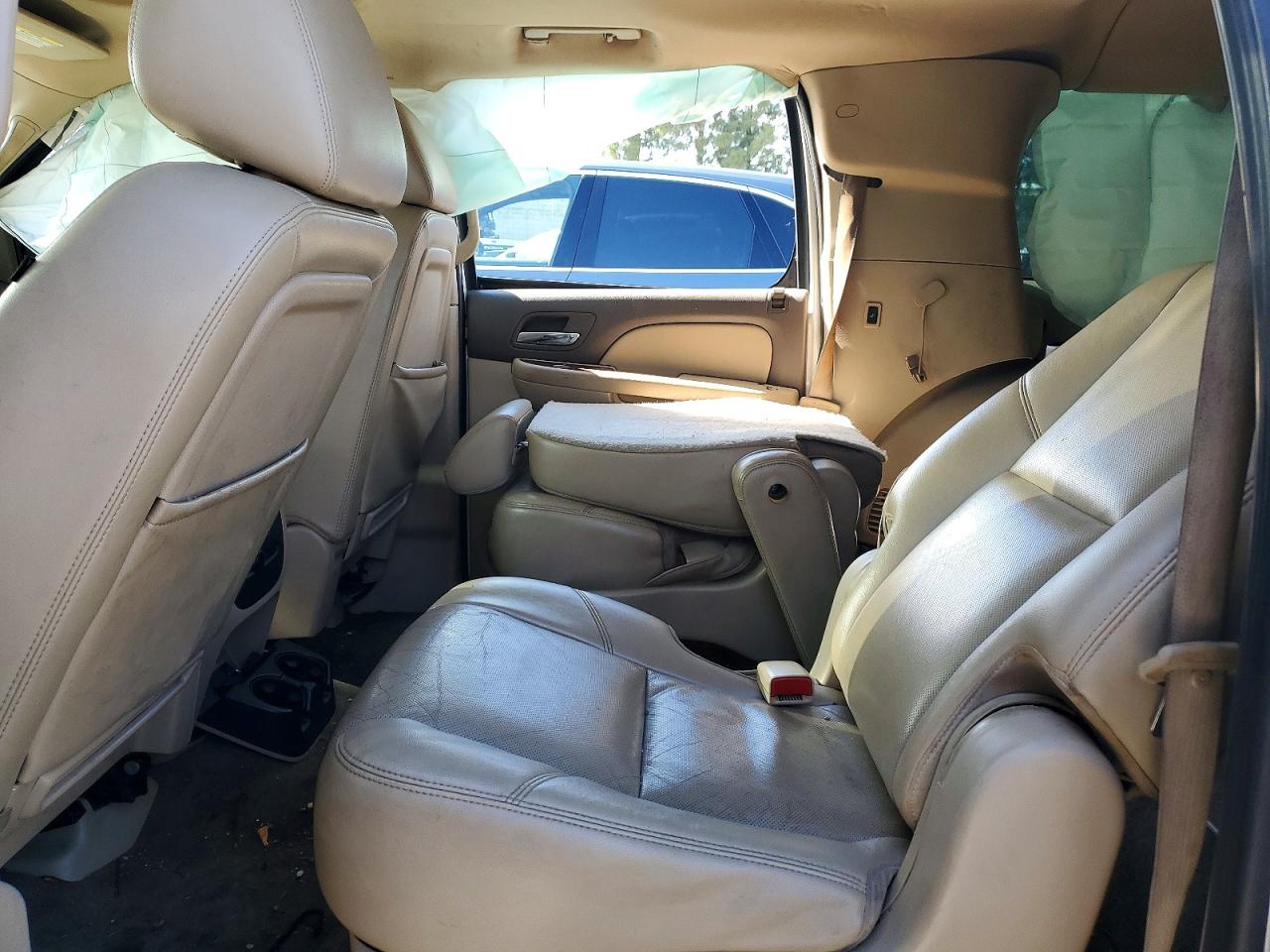 CHEVROLET SUBURBAN 2010 — 12
