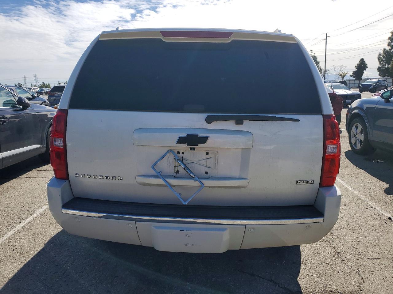 CHEVROLET SUBURBAN 2010 — 7