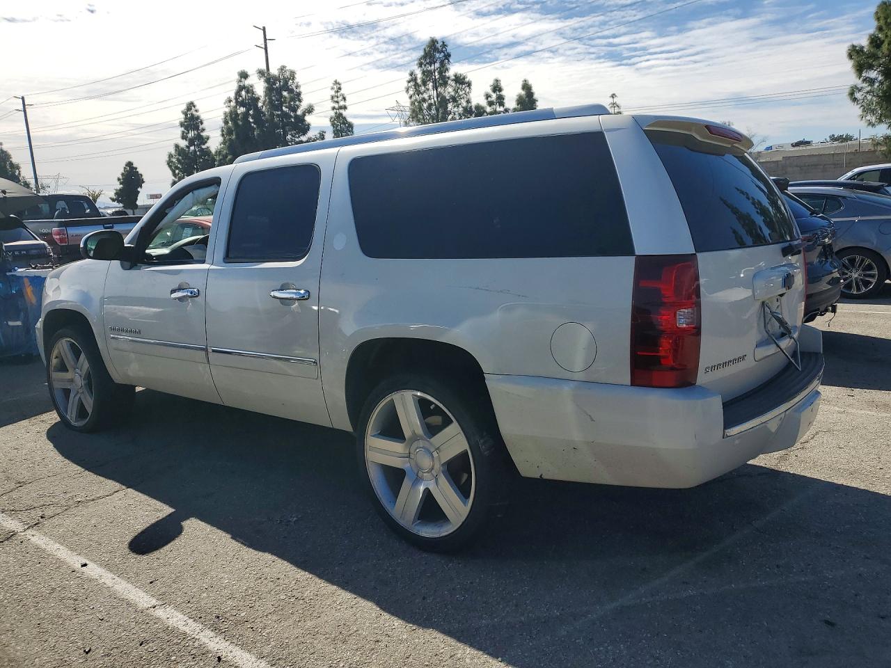 CHEVROLET SUBURBAN 2010 — 3