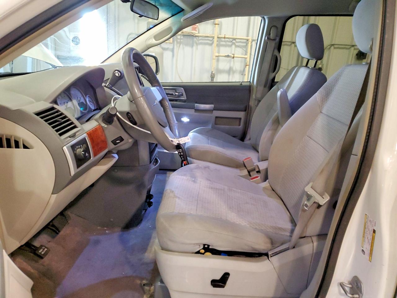 CHRYSLER TOWN & COUNTRY 2008 — 8