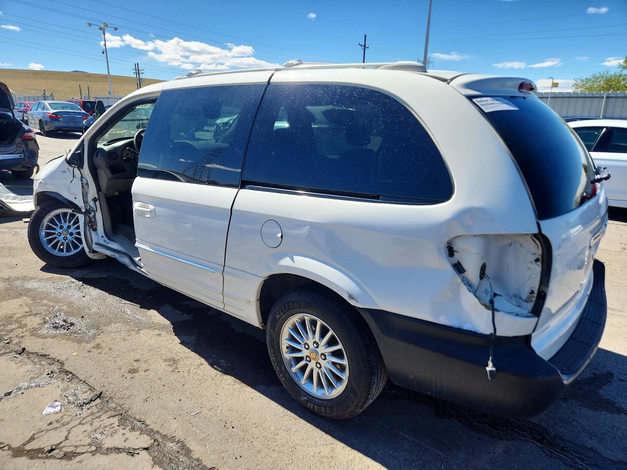 CHRYSLER TOWN & COUNTRY 2003 — 3