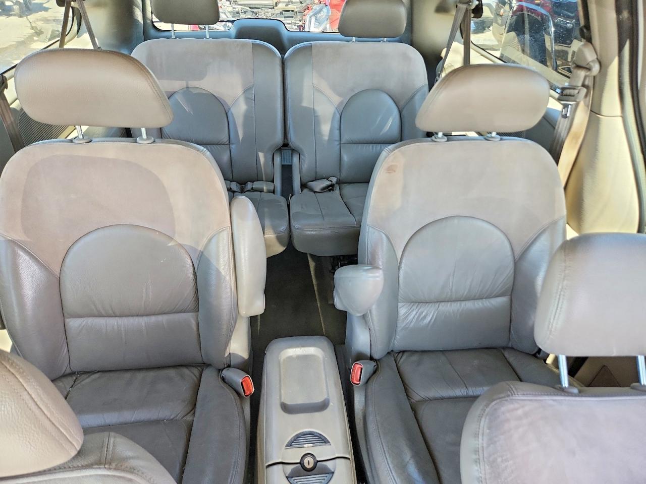 CHRYSLER TOWN & COUNTRY 2003 — 11