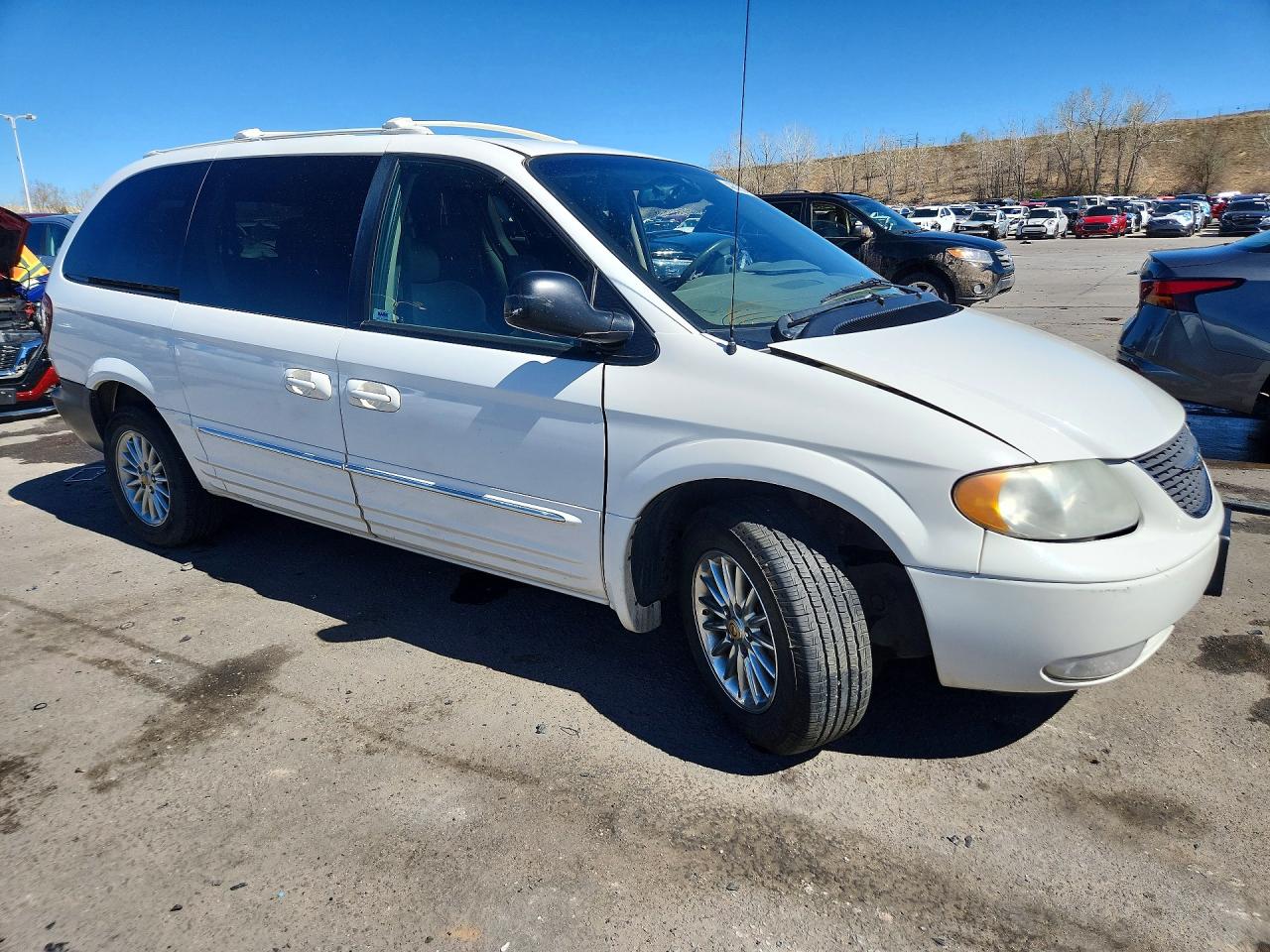 CHRYSLER TOWN & COUNTRY 2003 — 5