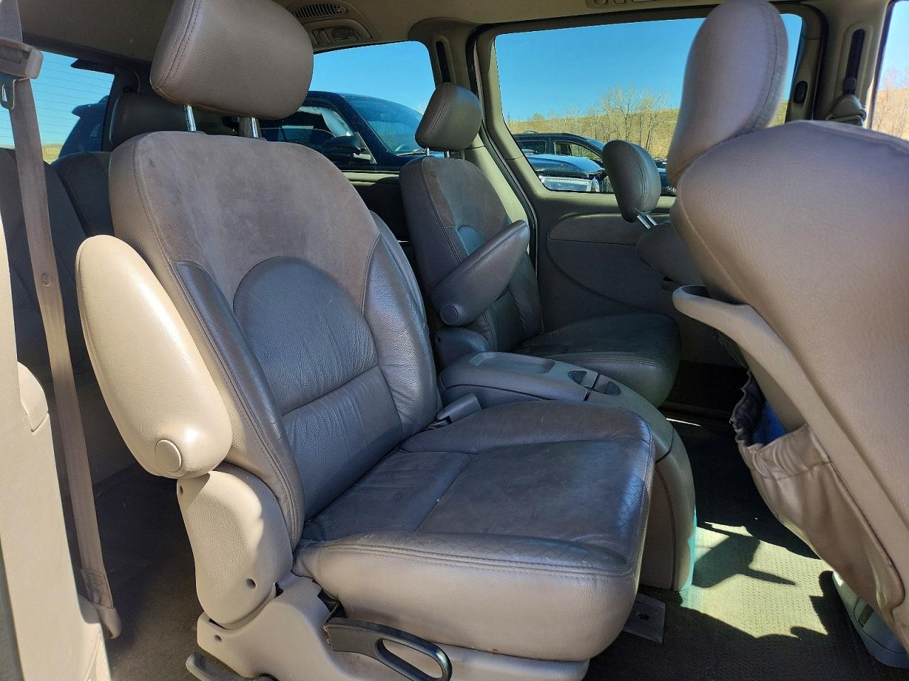 CHRYSLER TOWN & COUNTRY 2003 — 12