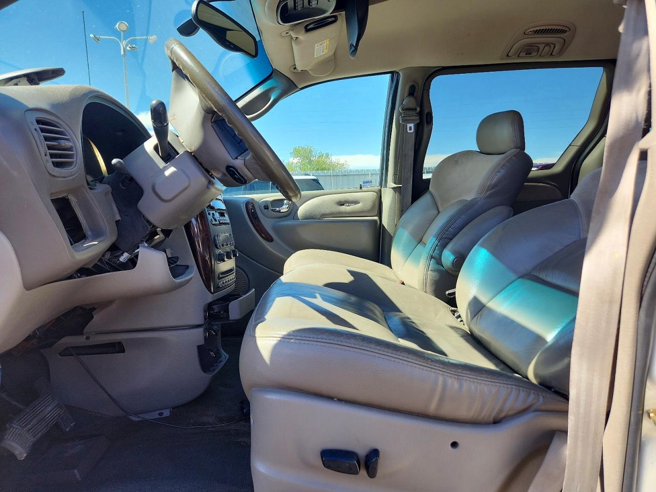 CHRYSLER TOWN & COUNTRY 2003 — 8
