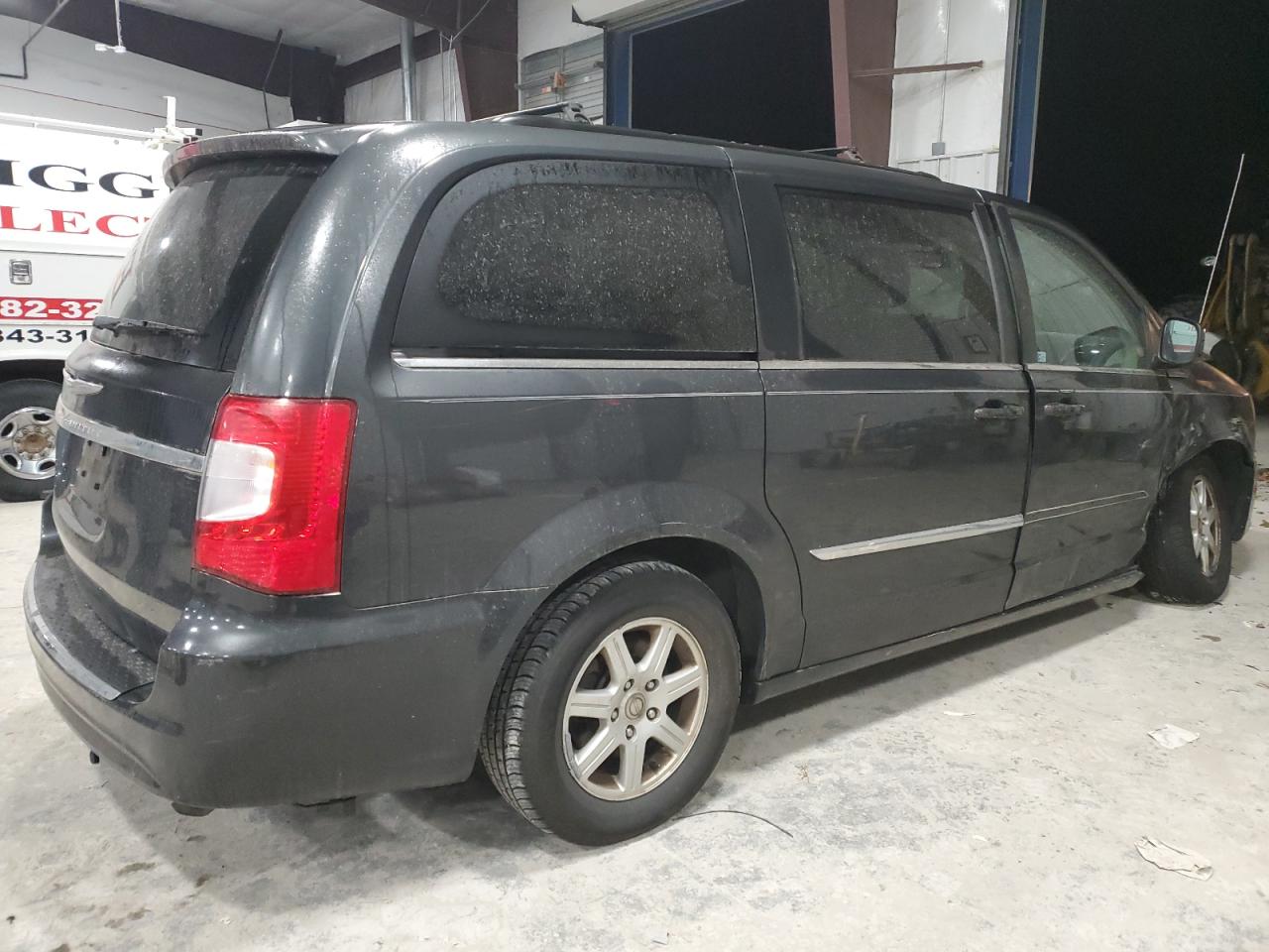 CHRYSLER TOWN & COUNTRY 2011 — 4