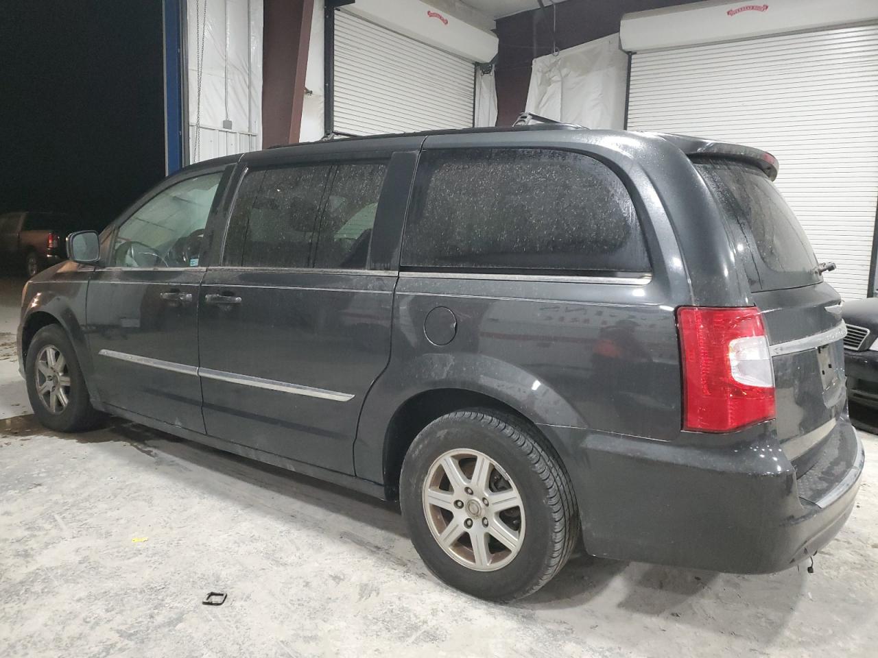 CHRYSLER TOWN & COUNTRY 2011 — 3
