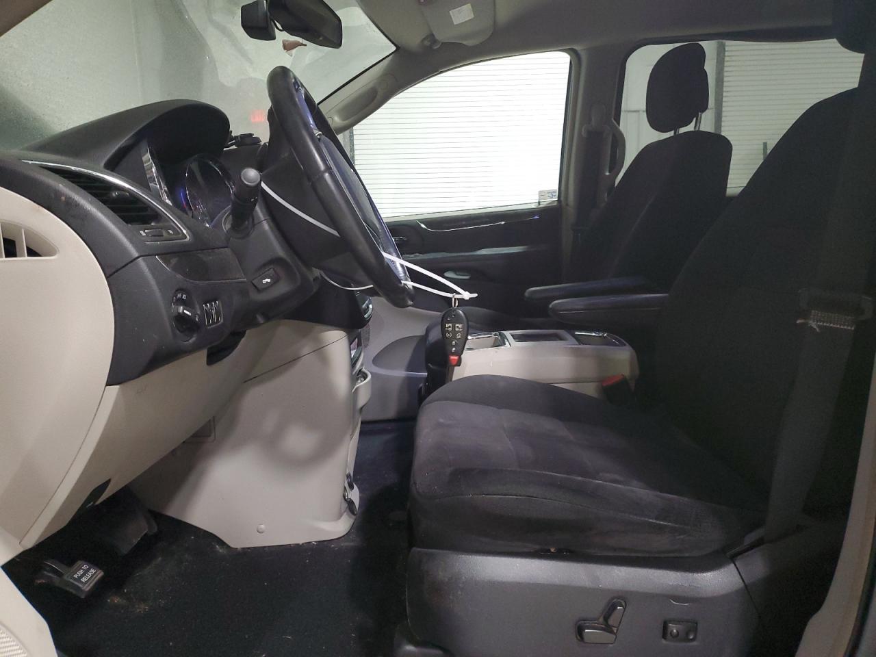 CHRYSLER TOWN & COUNTRY 2011 — 8