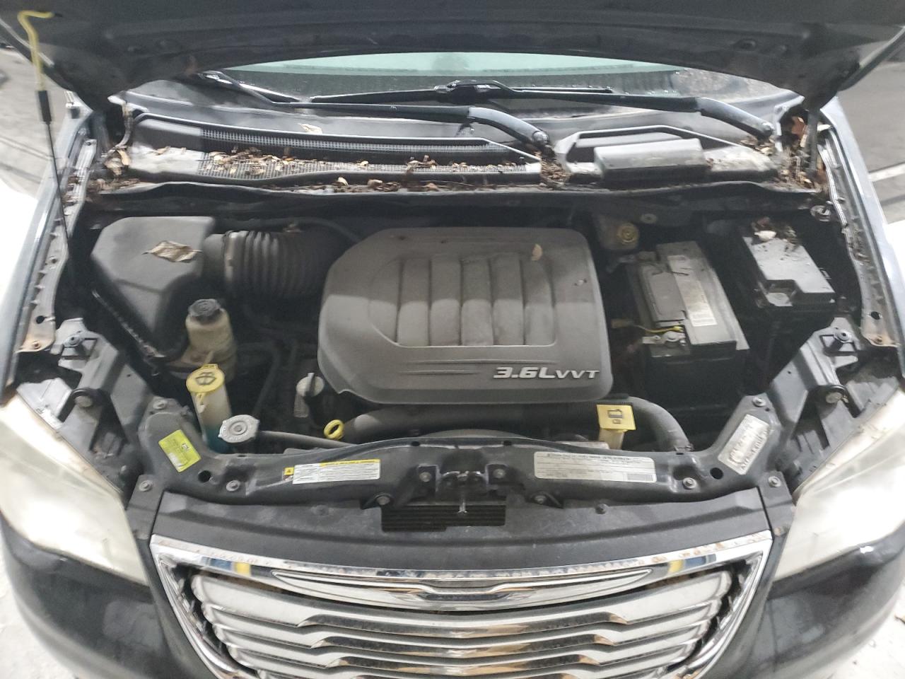 CHRYSLER TOWN & COUNTRY 2011 — 13