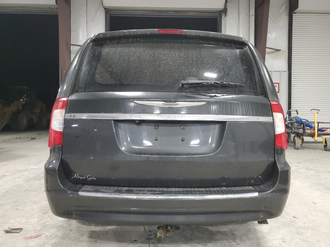 CHRYSLER TOWN & COUNTRY 2011 — 7