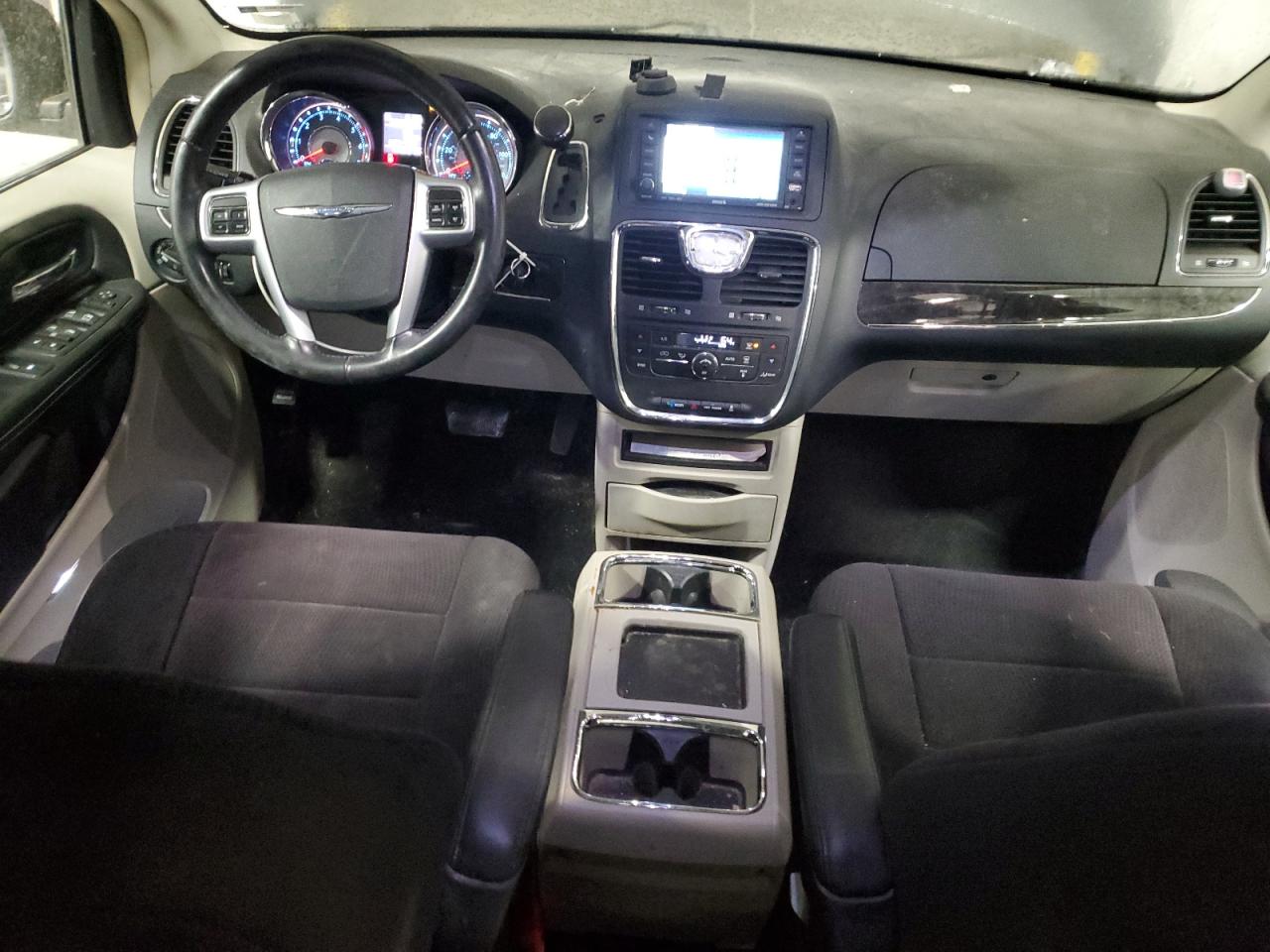 CHRYSLER TOWN & COUNTRY 2011 — 9