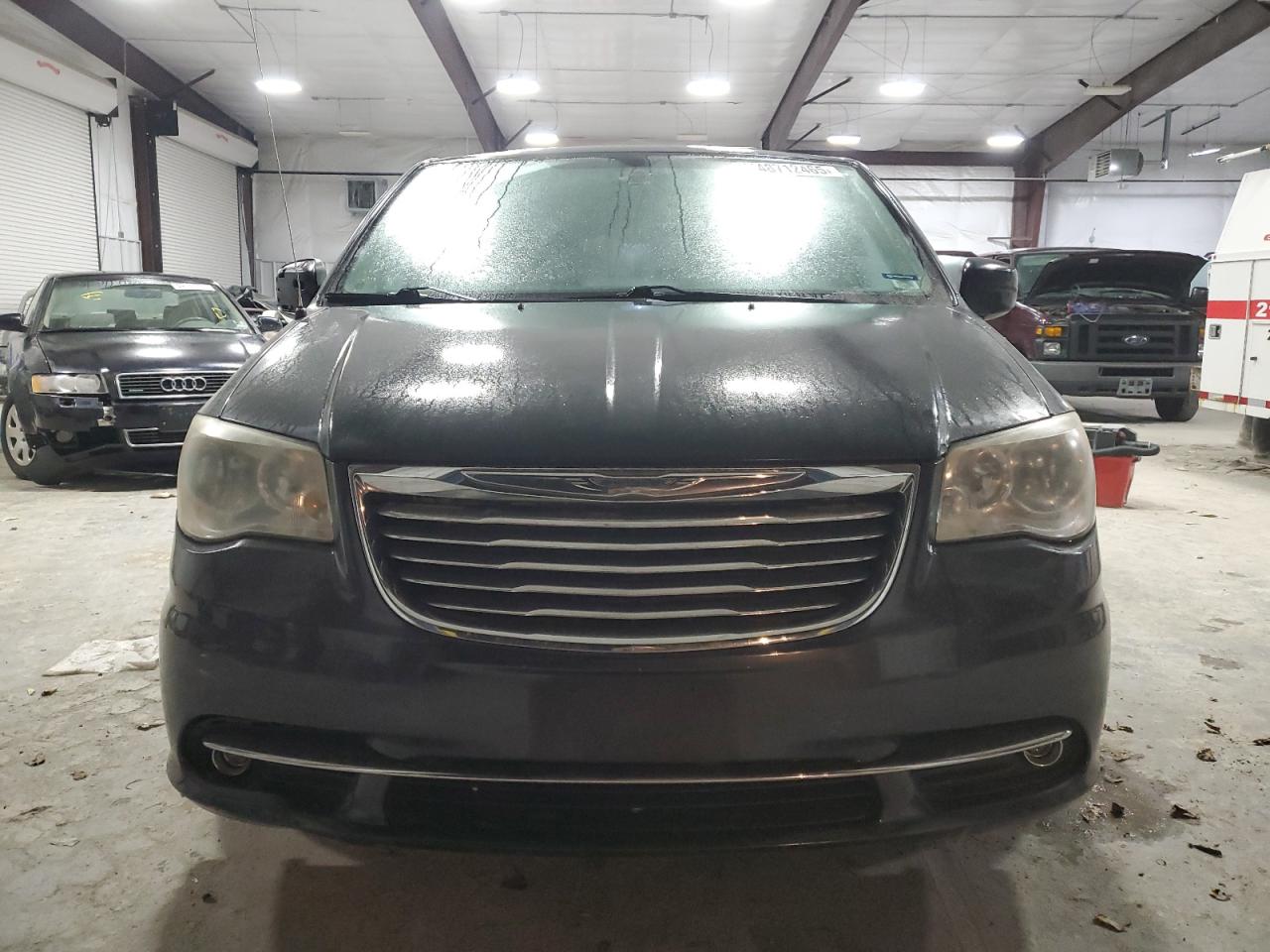 CHRYSLER TOWN & COUNTRY 2011 — 6