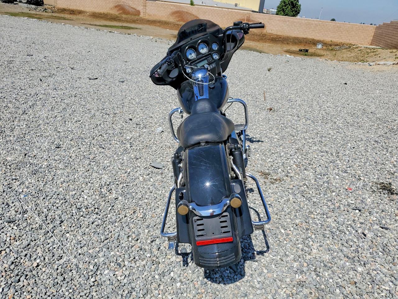 HARLEY-DAVIDSON FLHX 2011 — 5