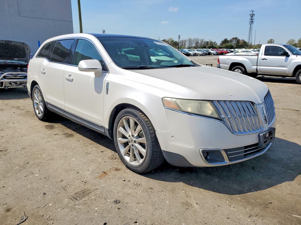 2011 LINCOLN MKT
