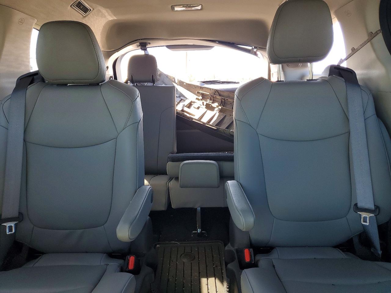 TOYOTA SIENNA 2022 — 11