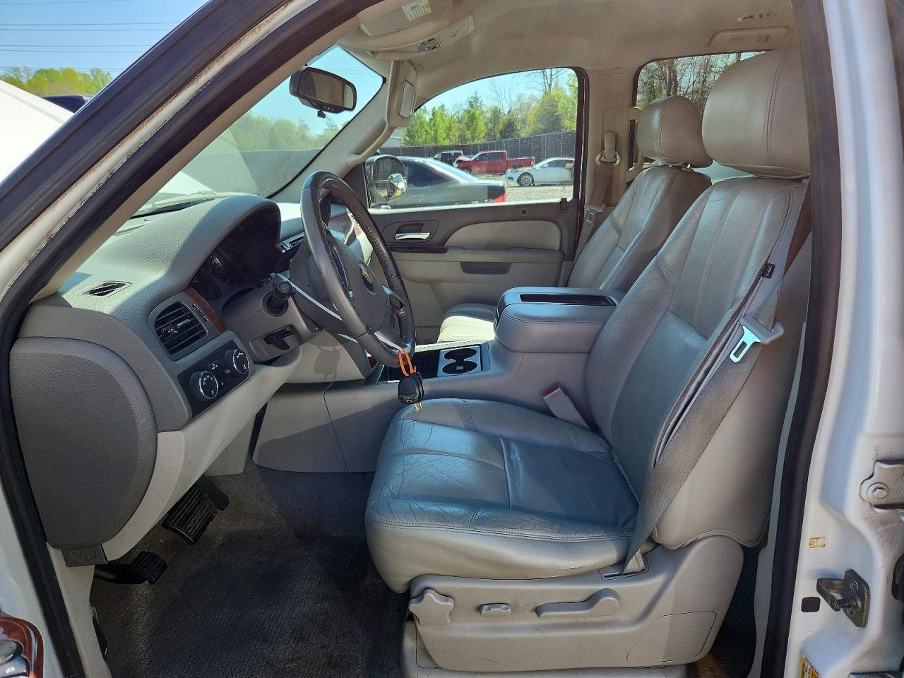 CHEVROLET SUBURBAN 2011 — 8