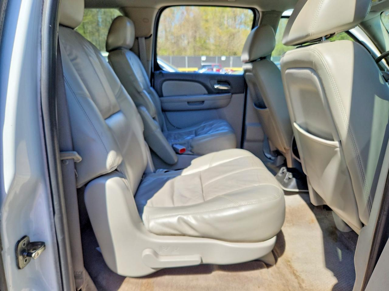 CHEVROLET SUBURBAN 2011 — 12