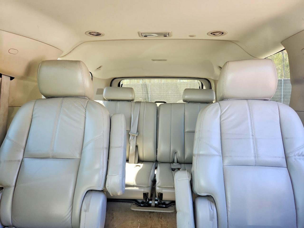 CHEVROLET SUBURBAN 2011 — 11
