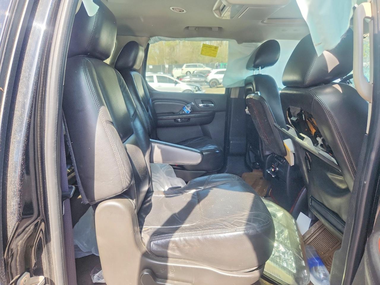 CADILLAC ESCALADE 2011 — 12
