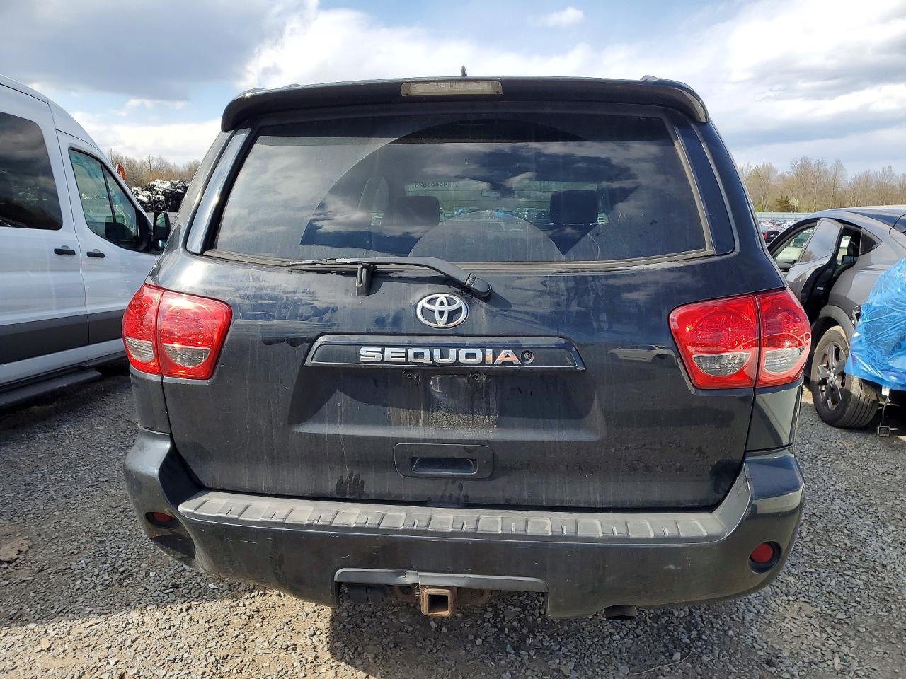 TOYOTA SEQUOIA 2011 — 7