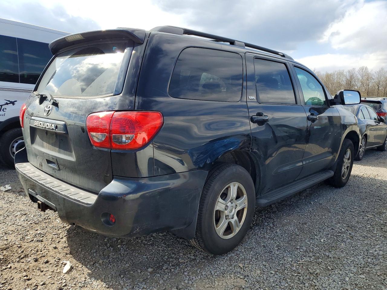 TOYOTA SEQUOIA 2011 — 4