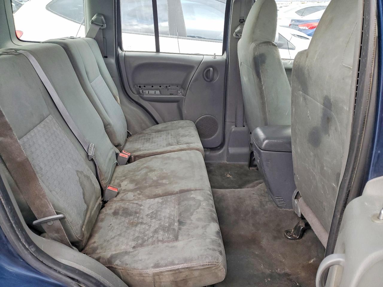 JEEP LIBERTY 2005 — 12