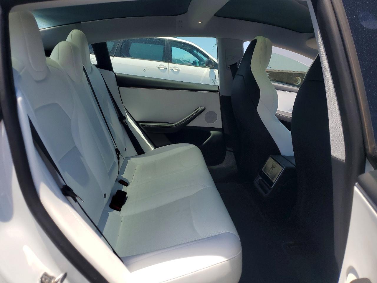 TESLA MODEL 3 2024 — 11
