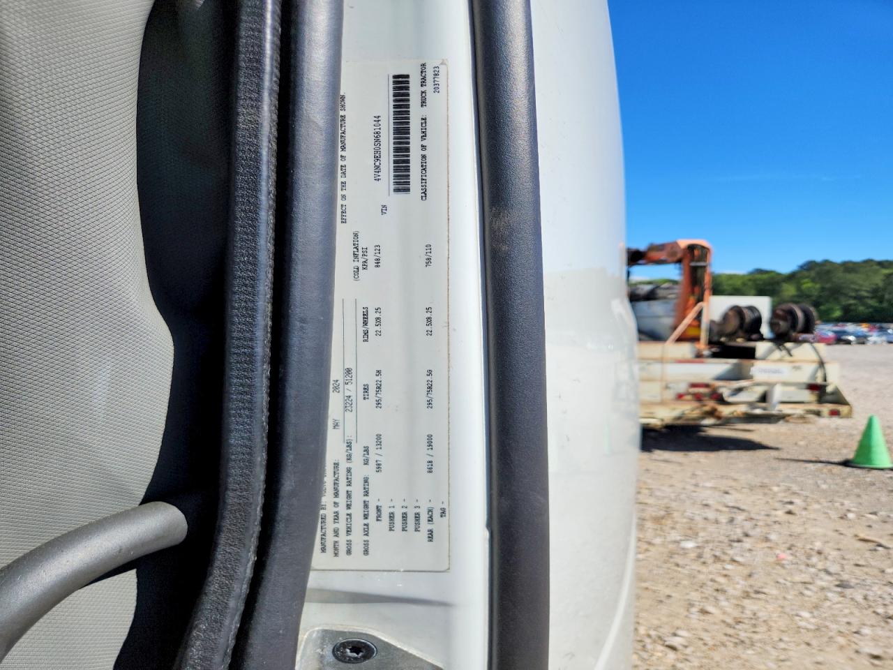 VOLVO VNL 2025 — 11