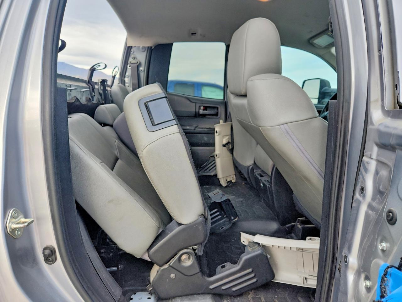 TOYOTA TUNDRA 2020 — 11