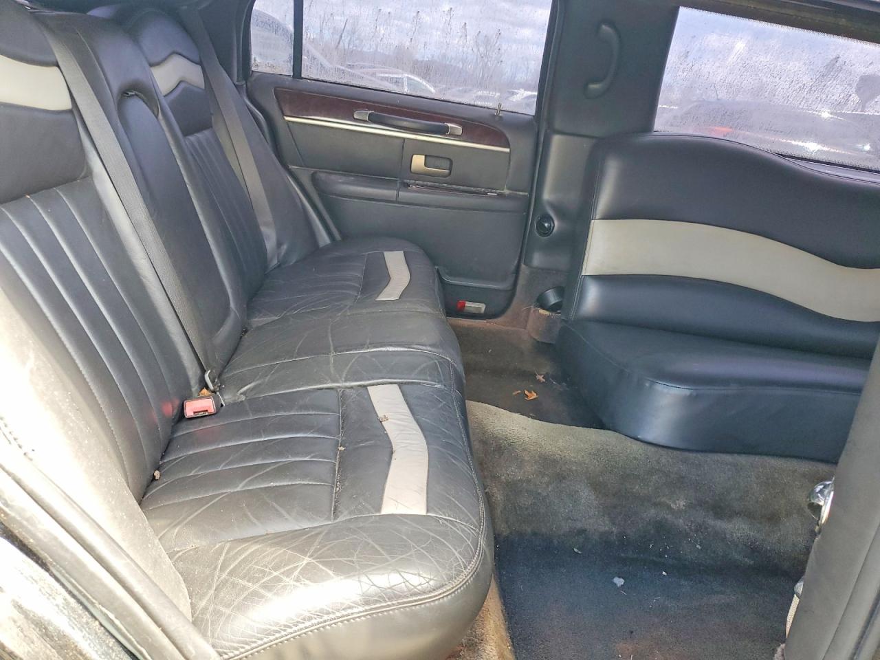 LINCOLN TOWN CAR 2007 — 11