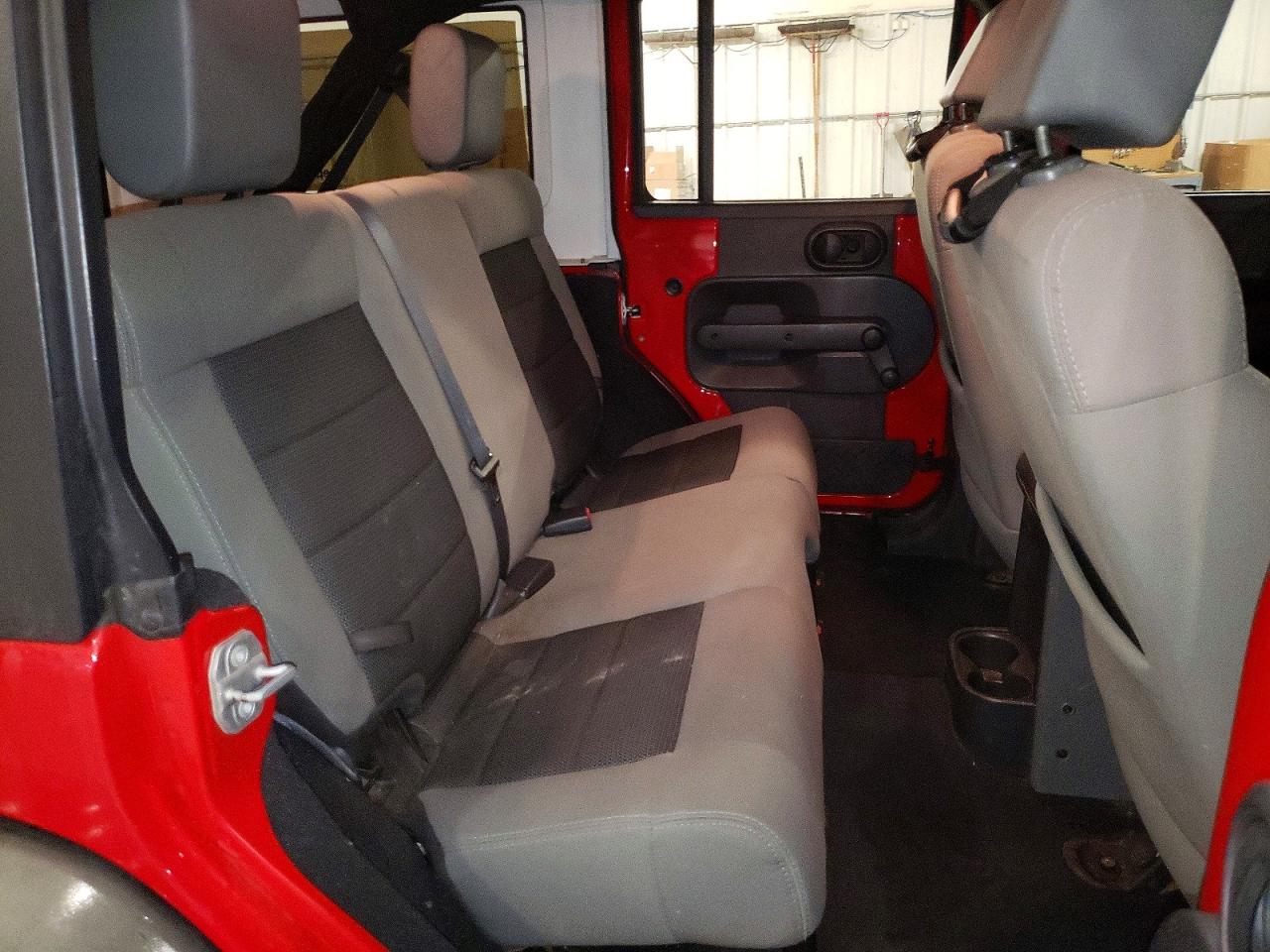 JEEP WRANGLER UNLIMITED 2010 — 12