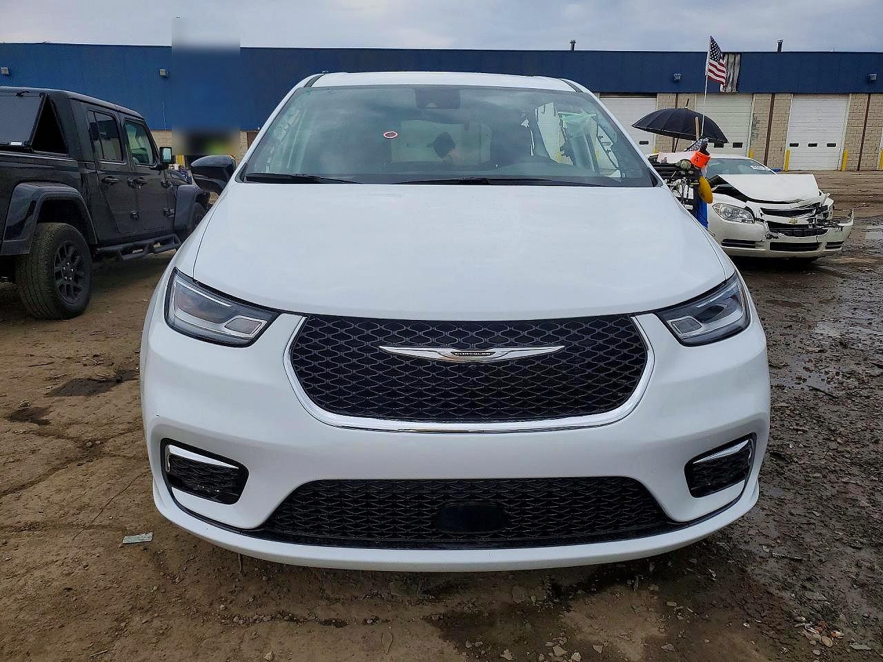 CHRYSLER PACIFICA 2025 — 6