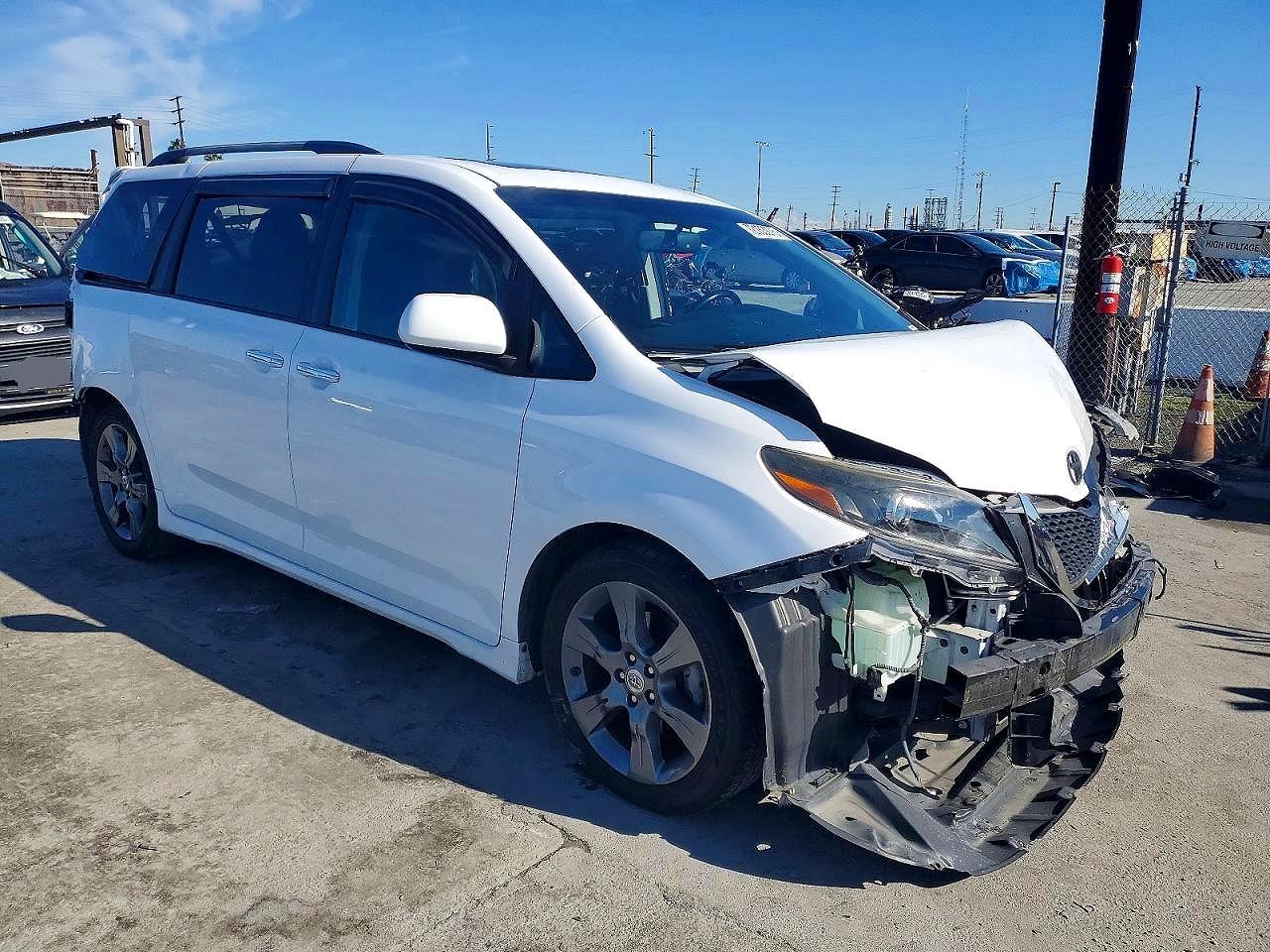 2016 TOYOTA SIENNA SE
