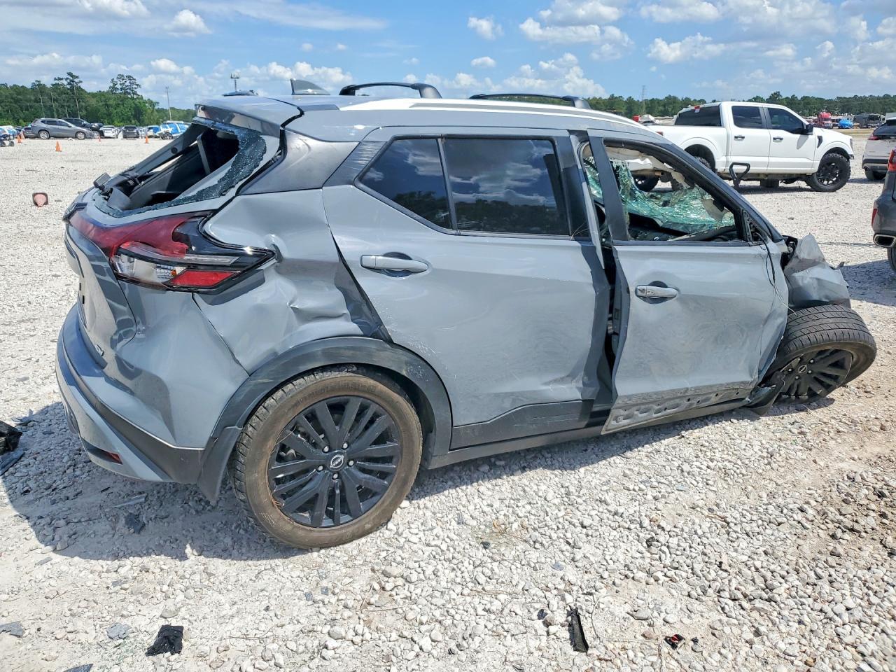 NISSAN KICKS 2022 — 4