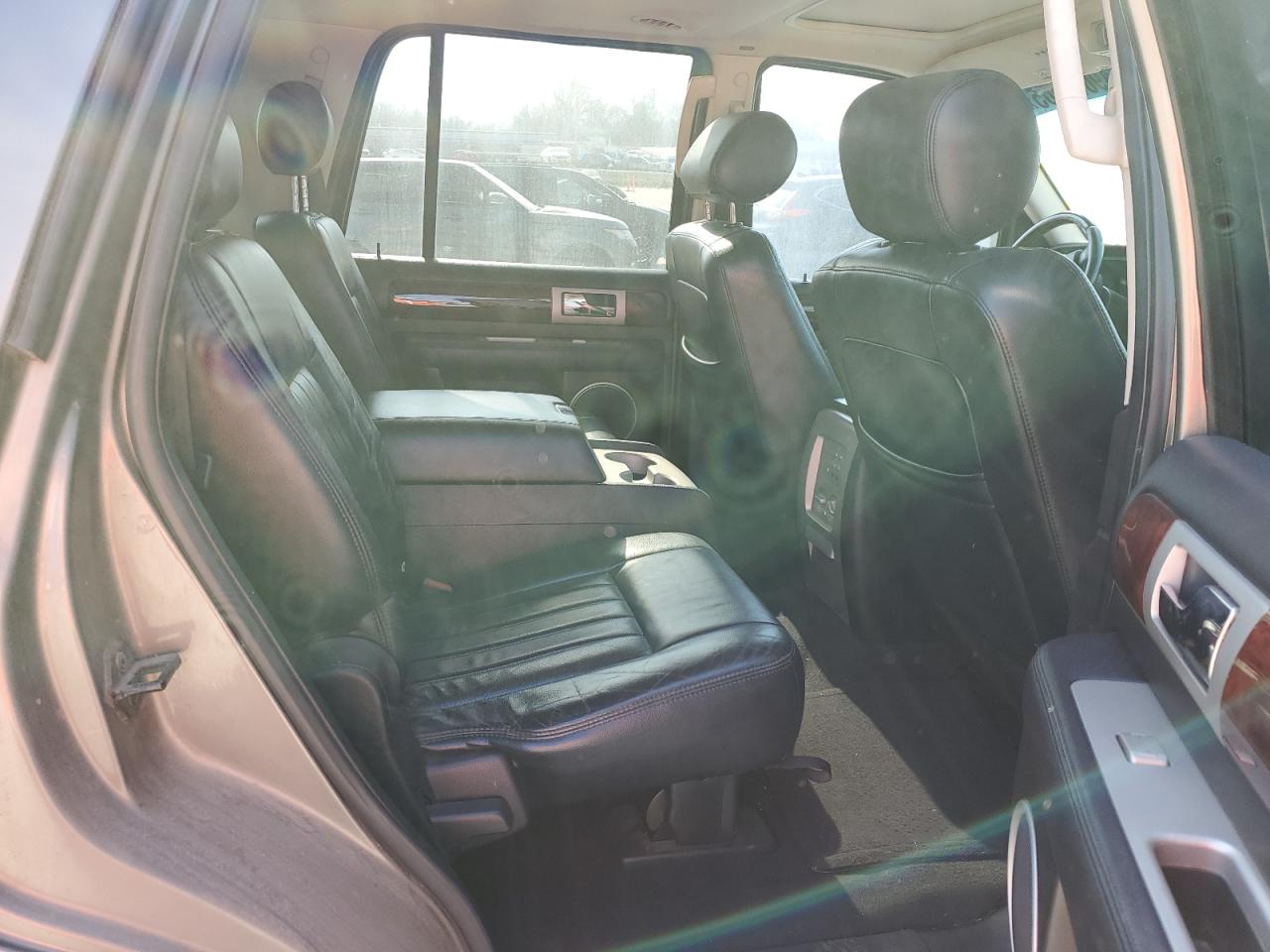 LINCOLN NAVIGATOR 2003 — 12