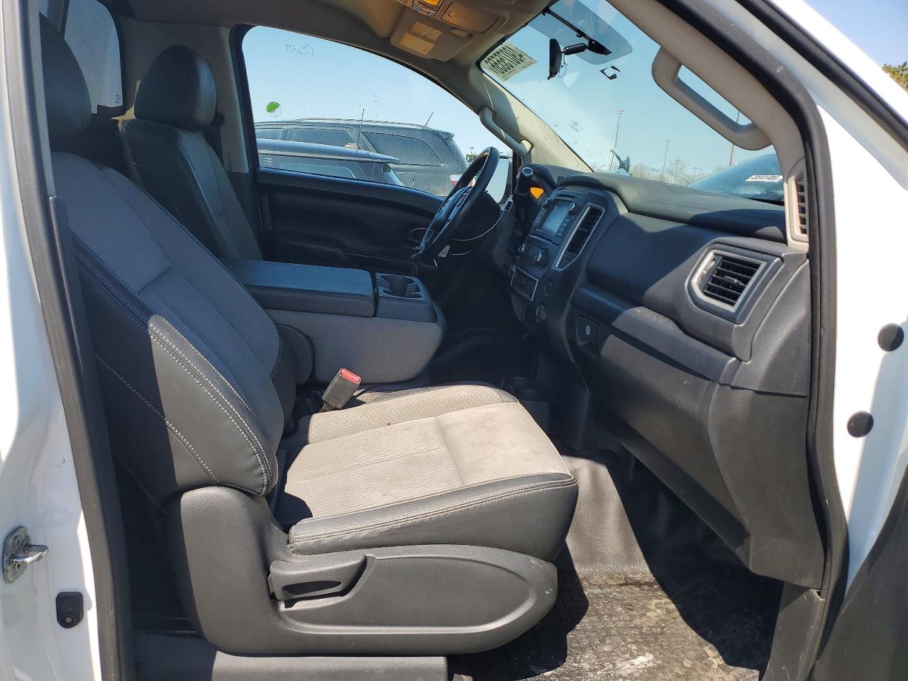 NISSAN TITAN 2019 — 11