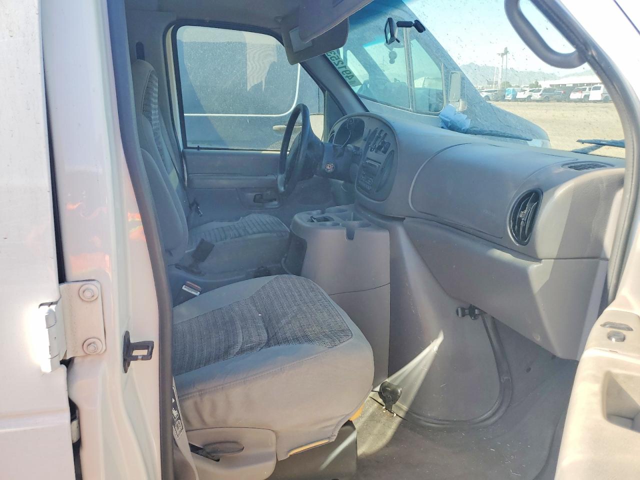 FORD ECONOLINE 2002 — 6