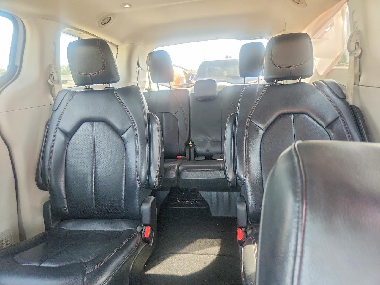 CHRYSLER PACIFICA 2019 — 11