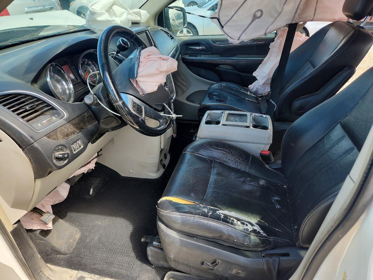 CHRYSLER TOWN & COUNTRY 2013 — 8