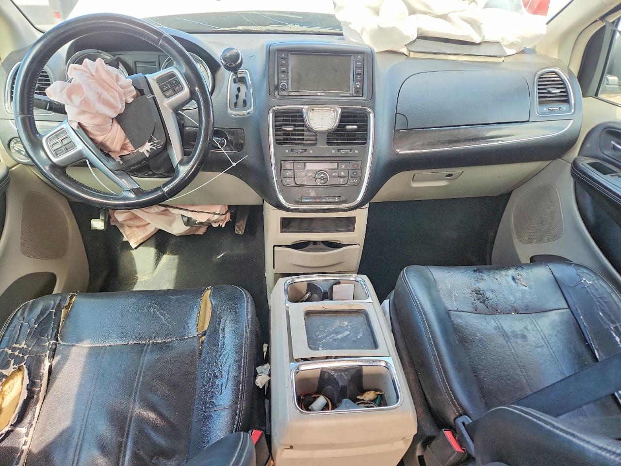 CHRYSLER TOWN & COUNTRY 2013 — 9