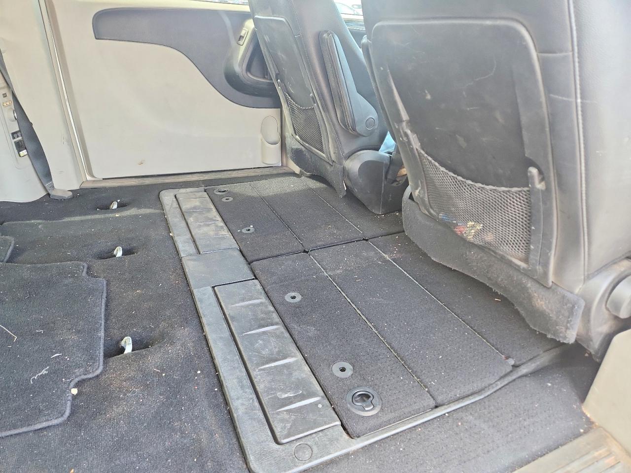 CHRYSLER TOWN & COUNTRY 2013 — 11