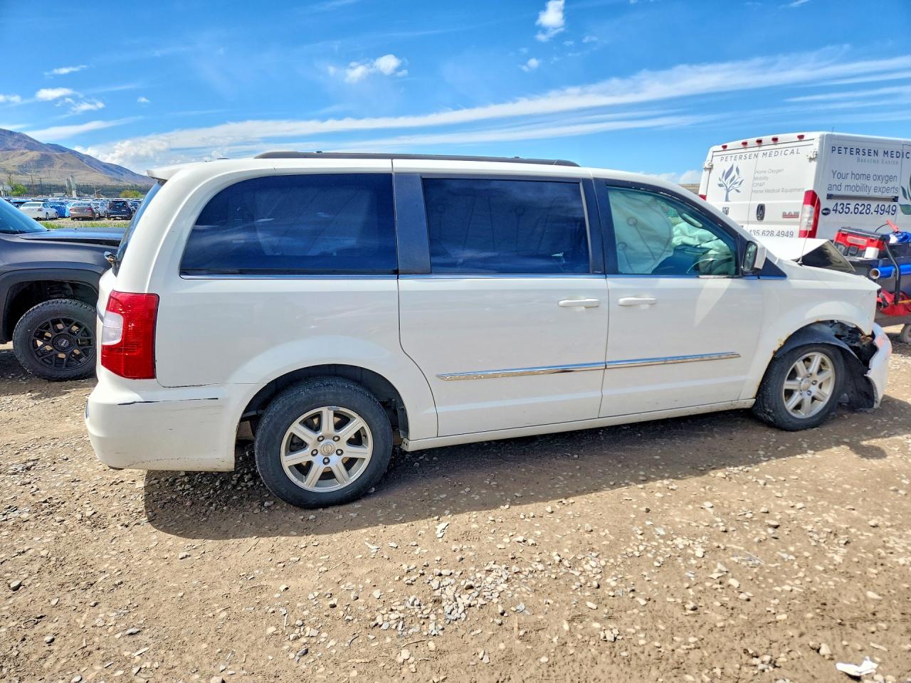 CHRYSLER TOWN & COUNTRY 2013 — 4