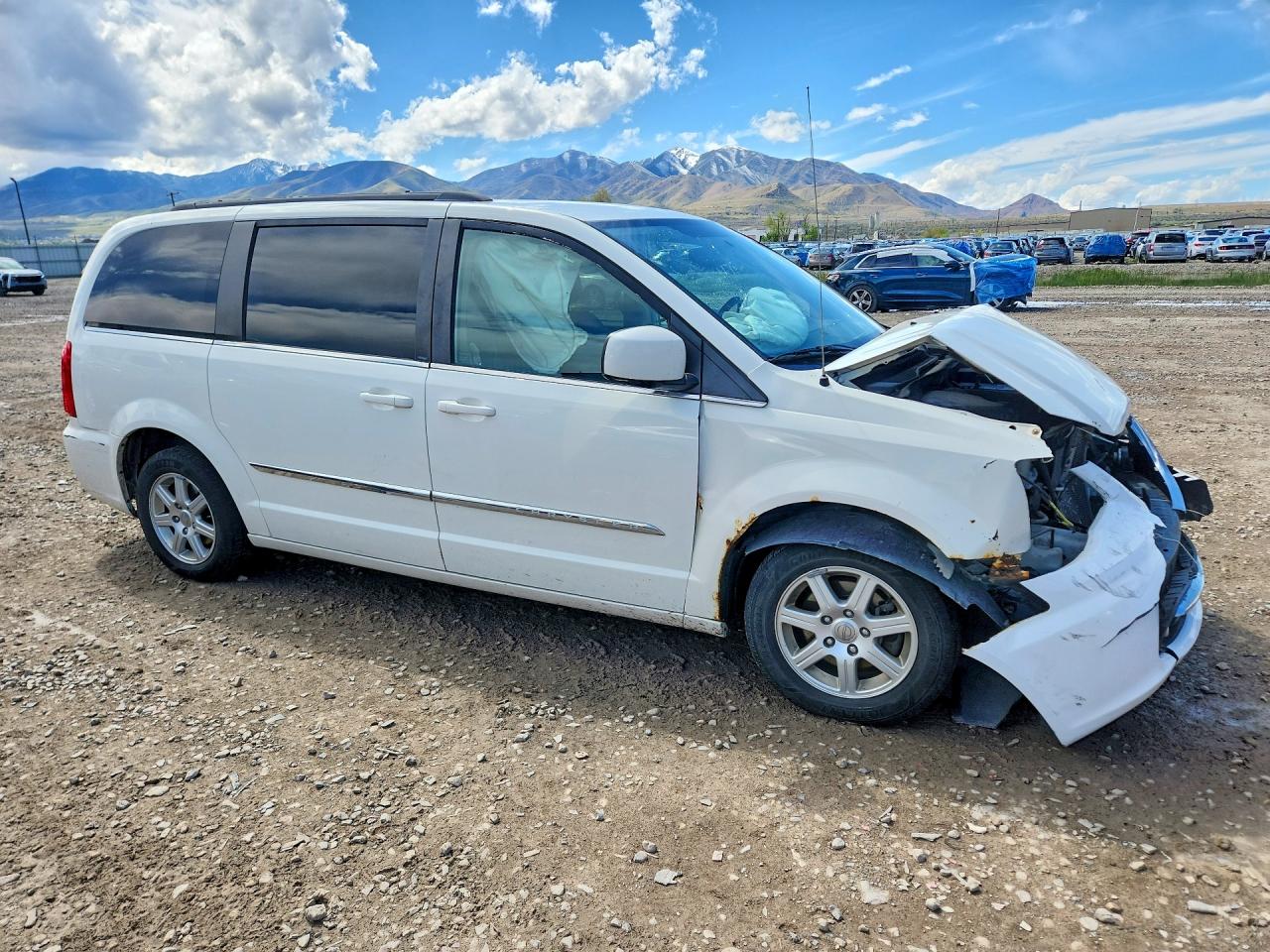 CHRYSLER TOWN & COUNTRY 2013 — 5