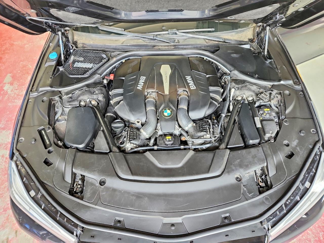 BMW 750 2017 — 12
