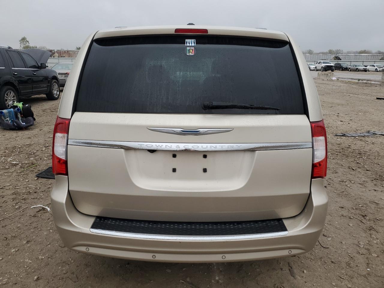 CHRYSLER TOWN & COUNTRY 2013 — 7