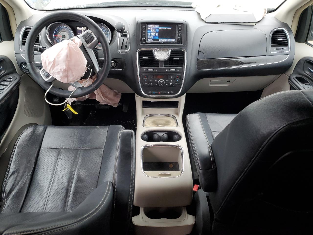 CHRYSLER TOWN & COUNTRY 2013 — 9