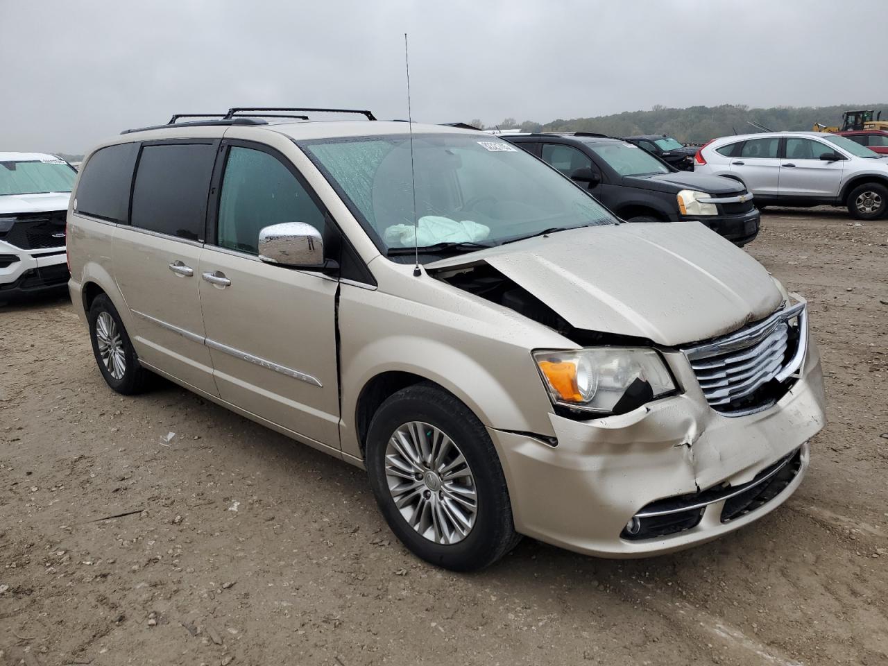 CHRYSLER TOWN & COUNTRY 2013 — 5