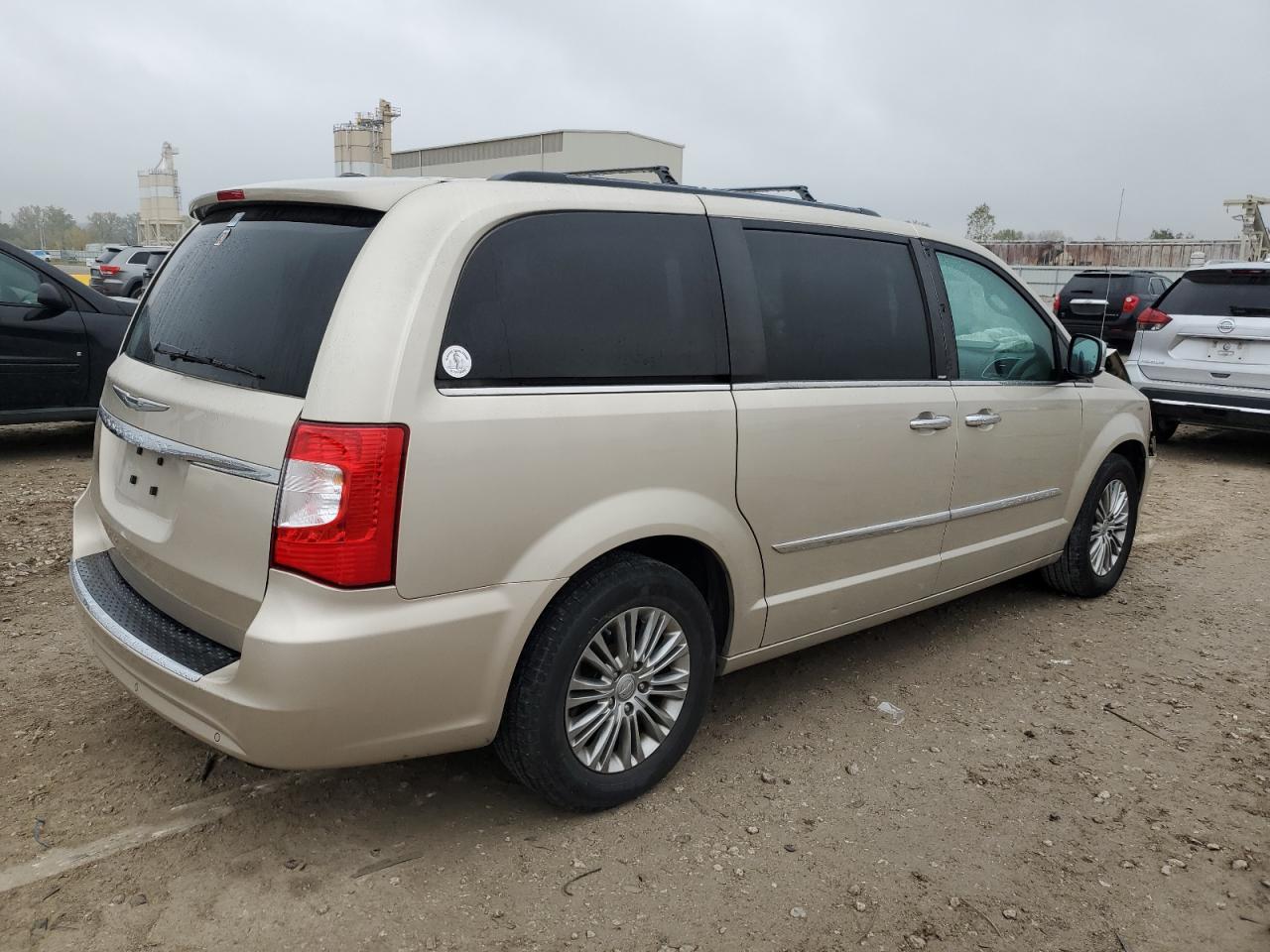 CHRYSLER TOWN & COUNTRY 2013 — 4