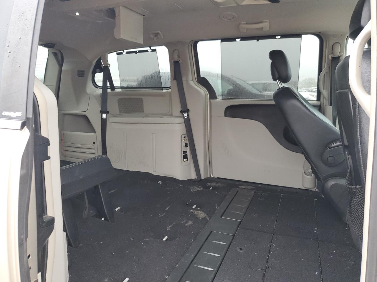CHRYSLER TOWN & COUNTRY 2013 — 12