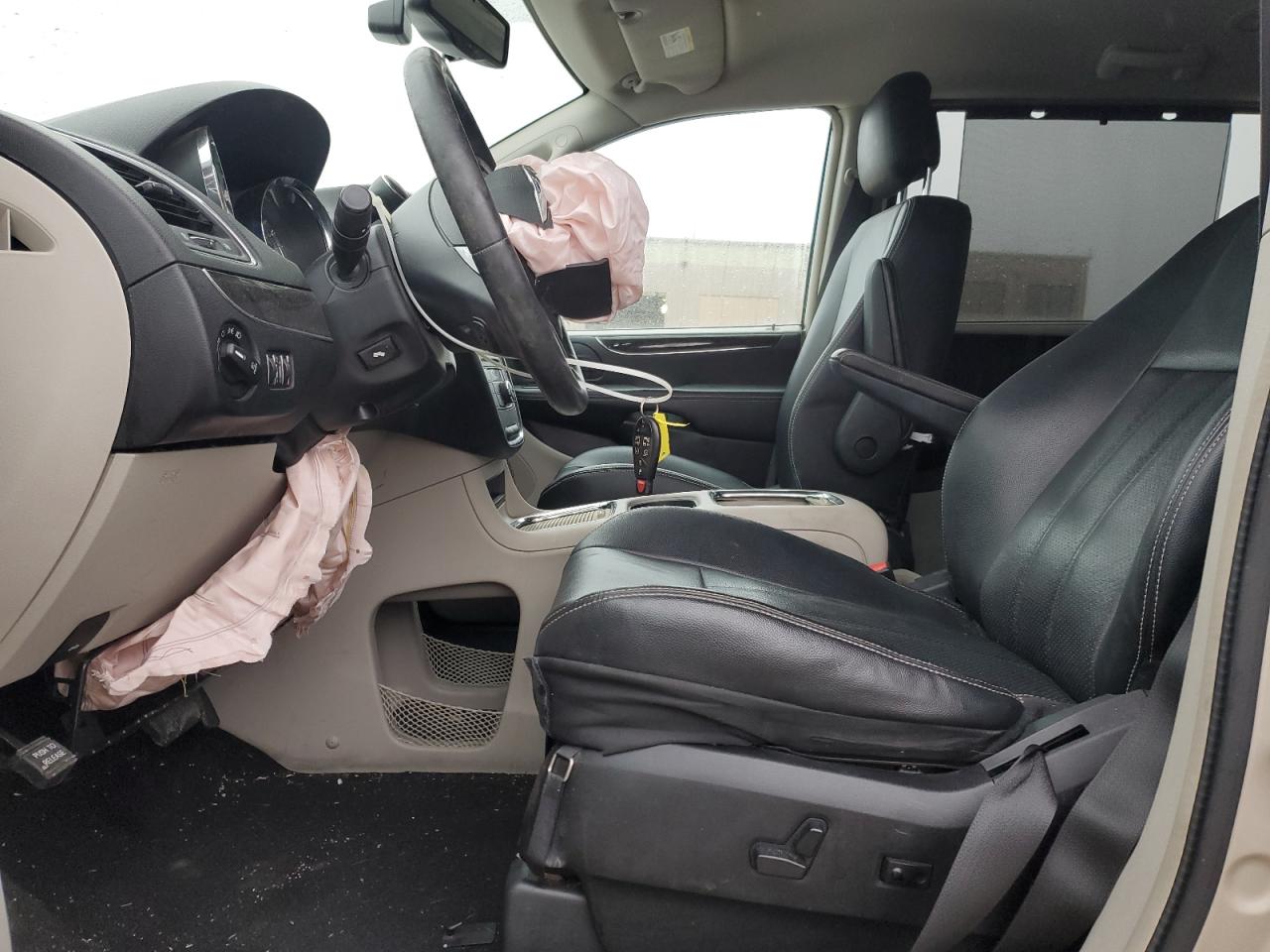 CHRYSLER TOWN & COUNTRY 2013 — 8